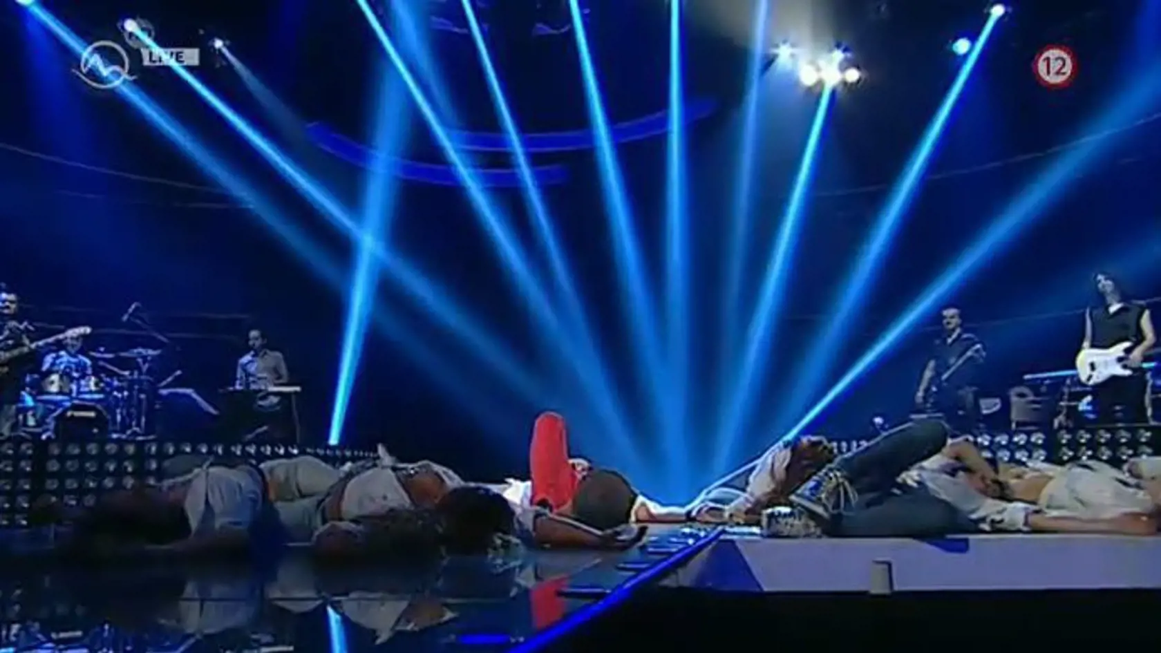 Pčelár pieseň Dance with somebody odspieval bez pohybu, na zver si aspoň ľahol pomedzi tanečnice.