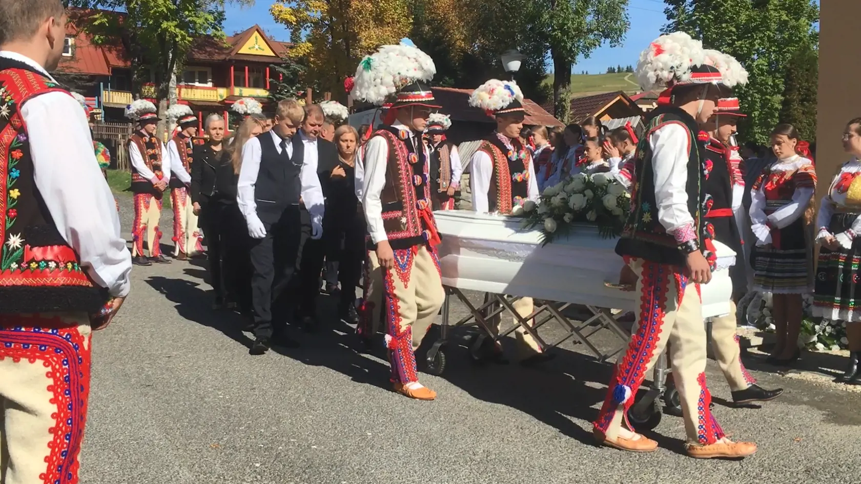 Mladí gorali sprevádzajú truhlu Mareka do farského kostola.