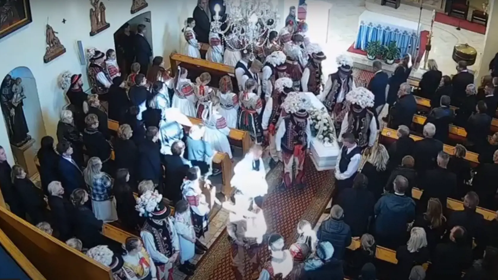 Zatiaľ čo pri vstupe do kostola truhlu viezli na vozíčku. Von na miesto posledného odpočinku ju niesli mladí goralskí mládenci.