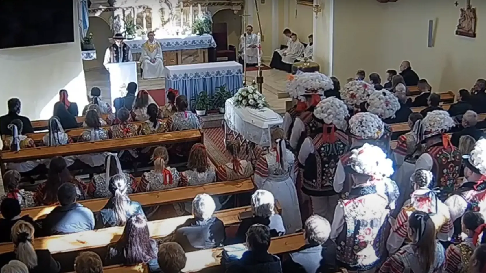 Keďže kostolík v Ždiari nie je veľký, do vnútra vošla len najbližšia rodina a mladí gorali. Väčšia časť smútiacich ostala stáť na nádvorí kostola.