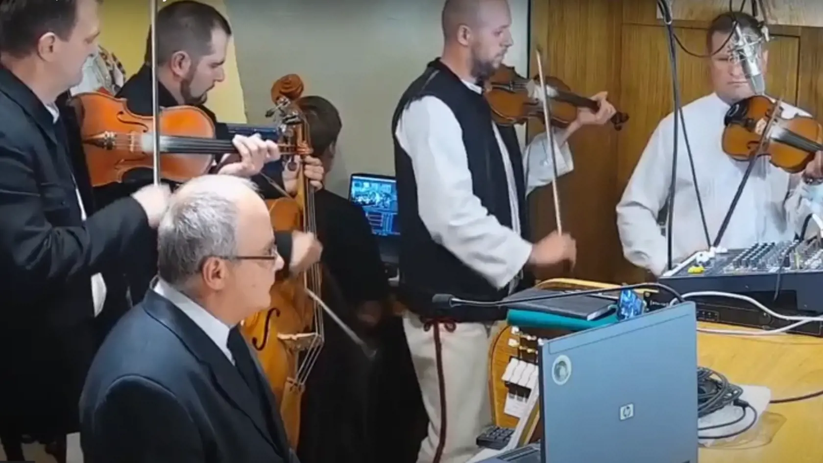 Mladí chlapi s husľami patria ku goralskej muzike. počas celej omše hrali piesne z tohto regiónu.