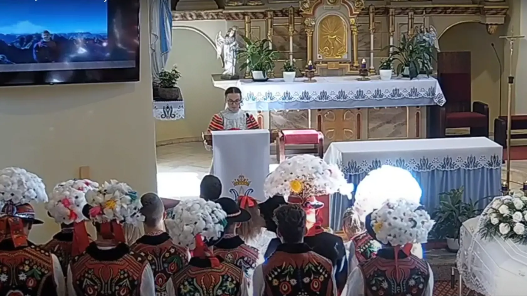 V úvode zádušnej omše sa prihovorila zhromaždeniu kamarátka Mareka, ktorá predniesla "zostrih" jeho síce krátkeho, ale zato bohatého života.