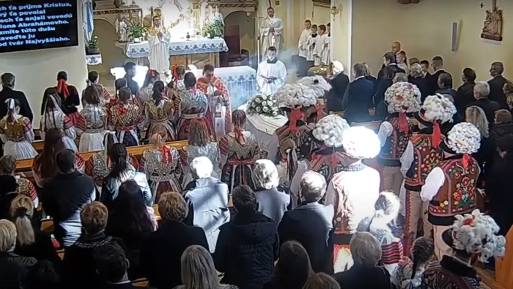 Kostolík bol zaliaty slnkom. Podľa miestnych je u nich neobvyklé, aby v októbri bolo v Ždiari tak horúco. "Možno nebo dalo tak vedieť, že Mareka tam hore majú radi," povedala staršia Ždiaranka.