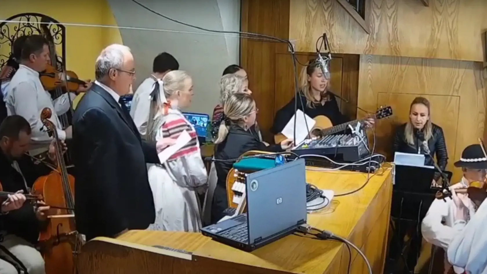 Okrem goralských piesni zneli aj populárne piesne, ktoré sa týkali Mareka.