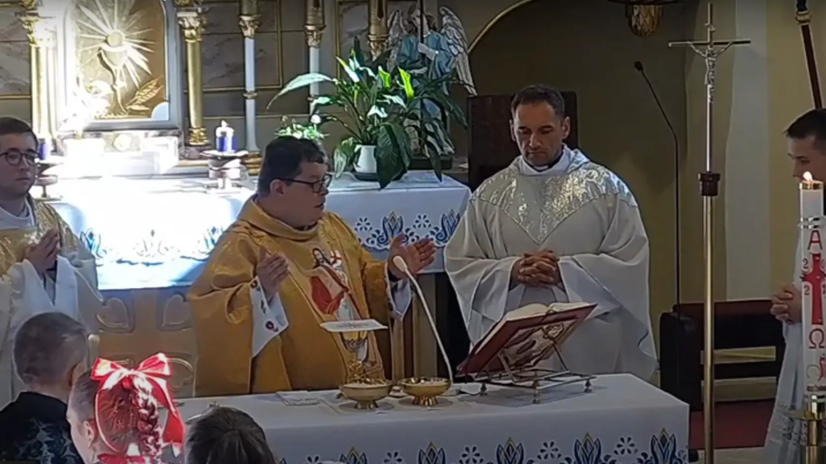 Omšu viedol miestny kňaz.