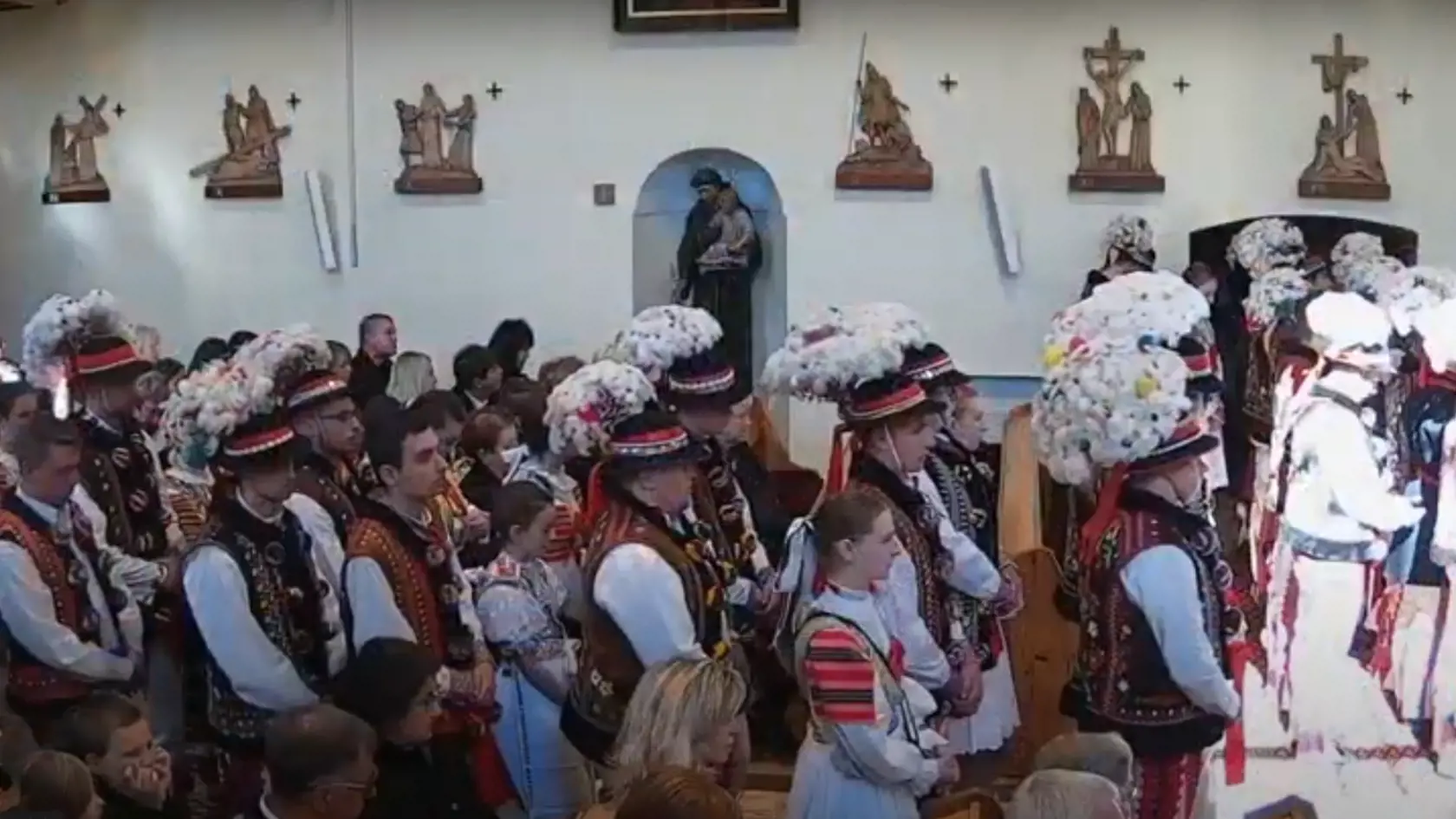 Rakvu do kostola sprevádzali družbovia a družičky v goralskych krojoch. Taký zvyk panuje v rázovitej obci vtedy, ak zomrie slobodný chlapec alebo dievča.