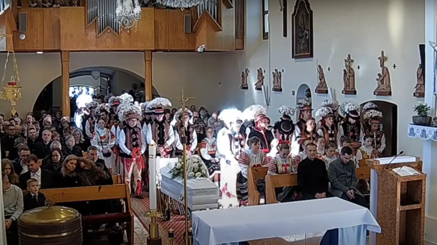 V prvej lavici vľavo sedela zronená rodina: otec Milan, mama Marcela a sestry: staršia Lenka a mladšia Veronika.