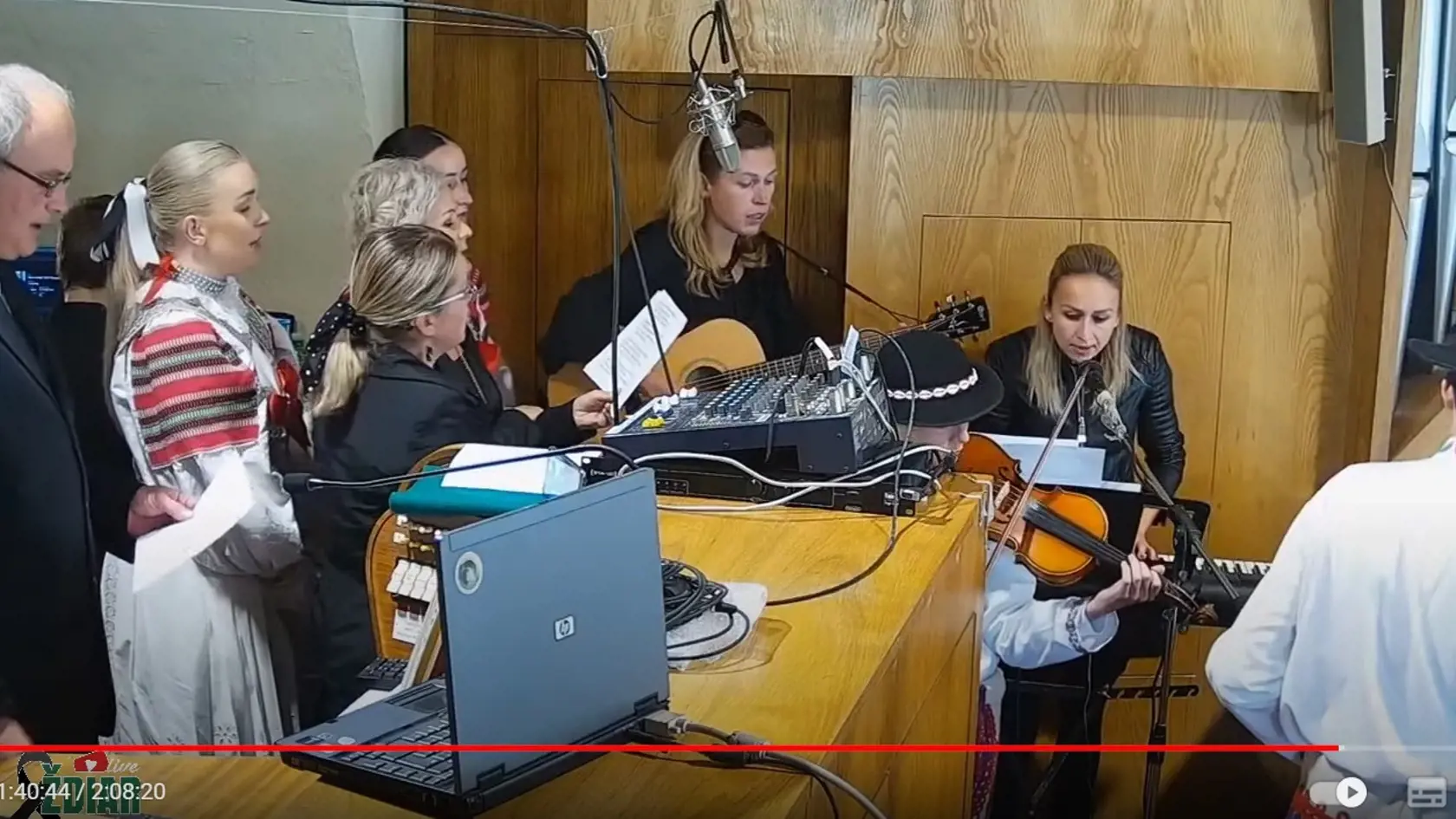 Mladí farníci venovali Marekovi svoje piesne. 