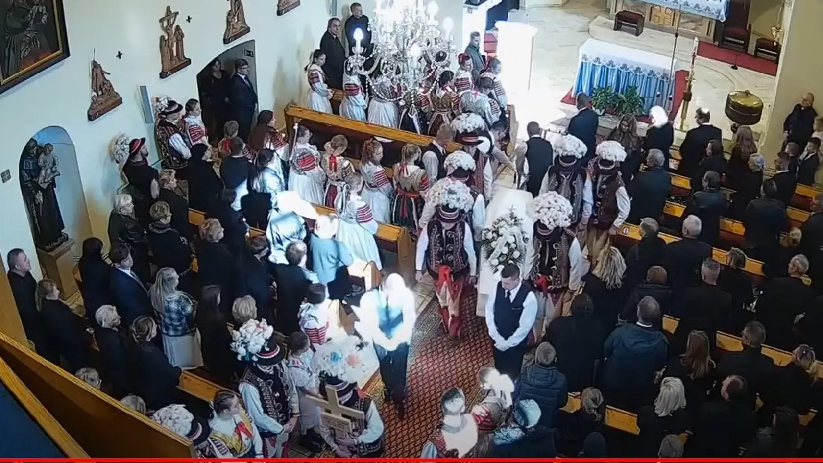 Kostol sa zaplnil do posledného miesta. 
