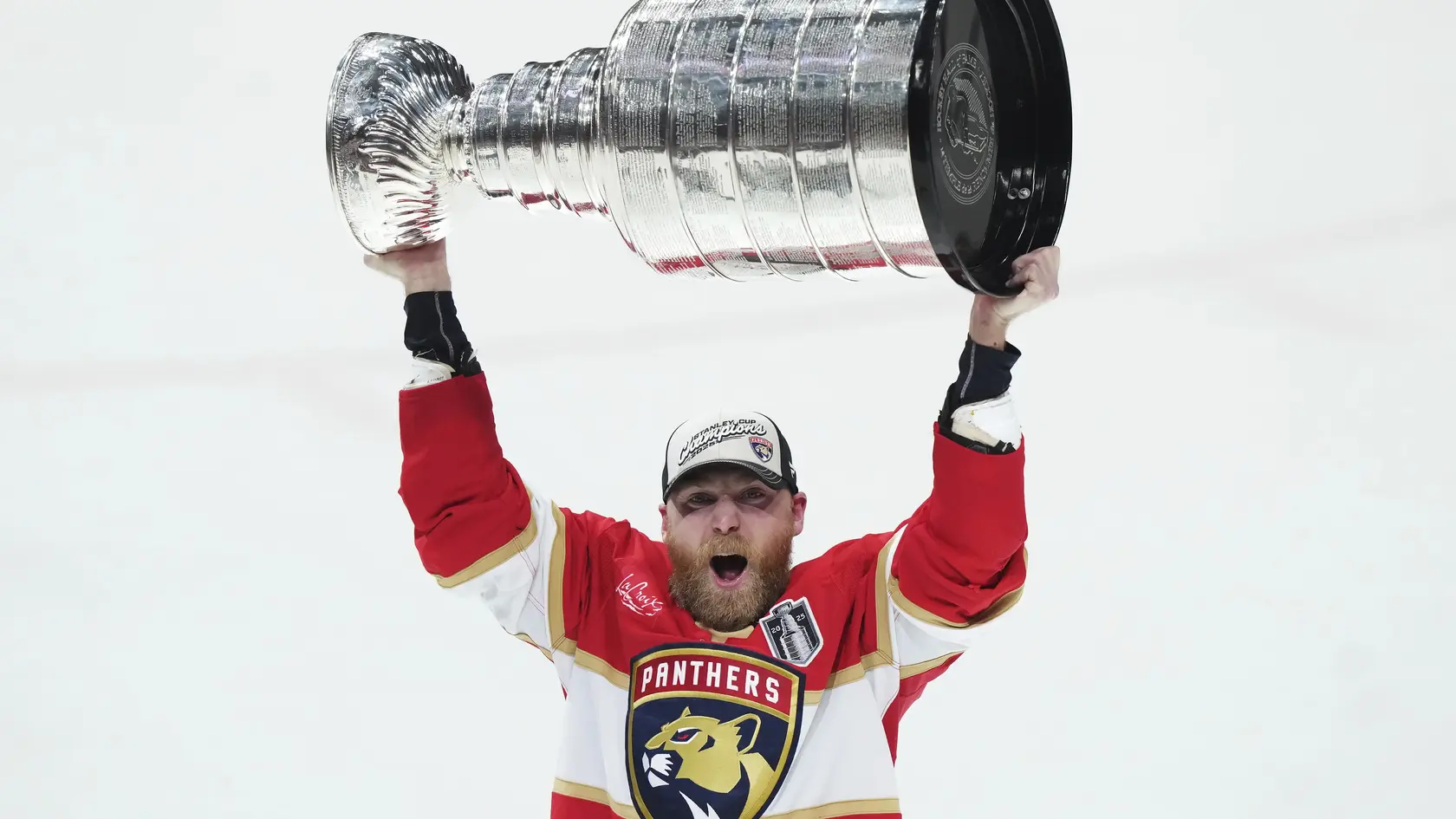 Na snímke hráč Floridy Sam Bennett dvíha nad hlavu Stanleyho pohár po šiestom stretnutí finále play off zámorskej NHL Florida Panthers - Edmonton Oilers.