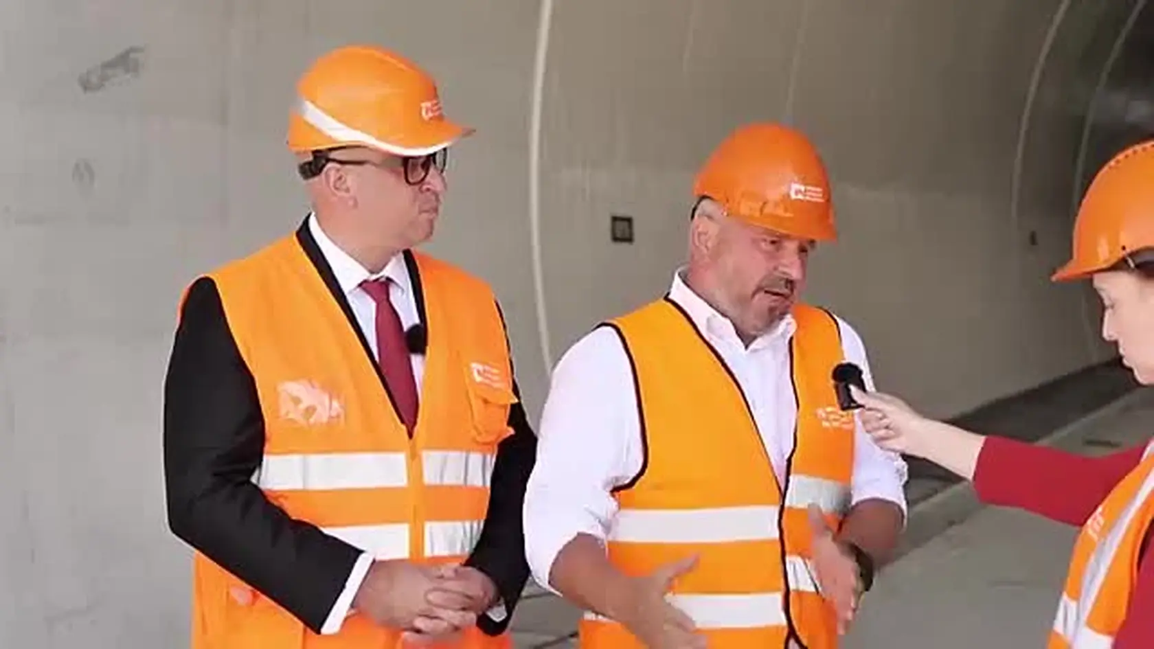 Nedávno sa podarilo dobetónovať vozovku v tuneli Višňové, previezť sa ňou však budete môcť až o pár mesiacov. Čo ešte treba dorobiť a ako to na stavbe vyzerá sa dozviete v najnovšej časti Krížom krážom s Jožom Rážom.