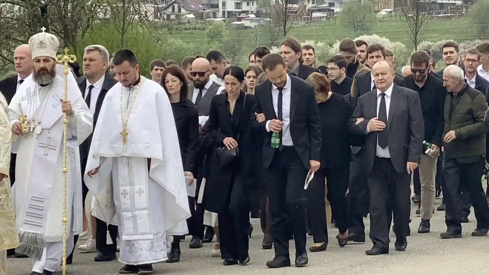 Príbuzní obetí tragickej nehody pri Spišskom Podhradí 6. 4. 2024 šli v smútočnom sprievode za zástupom kňazov a cirkevných hodnostárov.