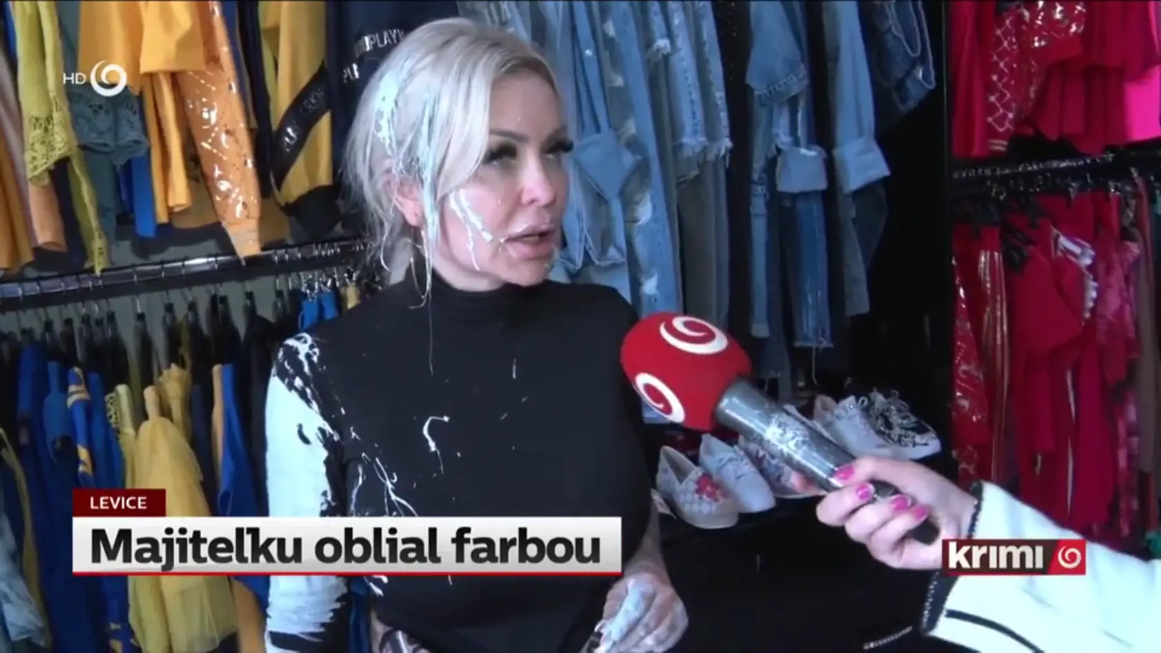 Plačkovej kamarátku polial neznámy muž v jej obchode acetónovou farbou.