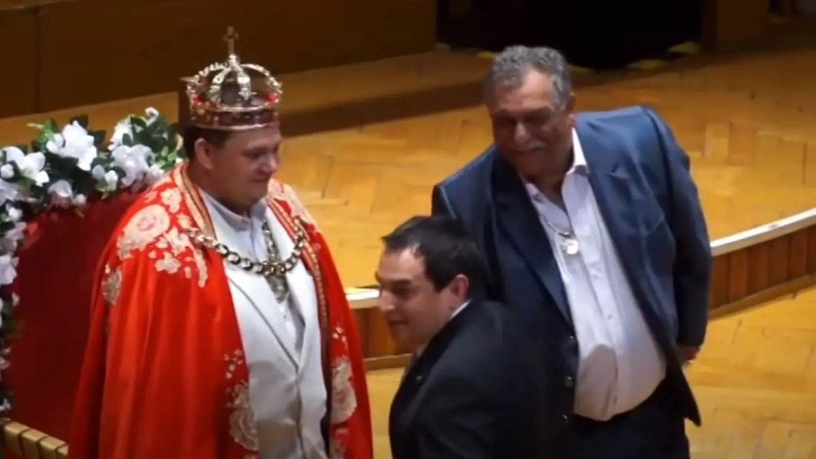 Rómsky kráľ Róbert Botoš, jeho predchodca Jendo zo Senca a  Peter Pollák v čase korunovácie v Dome umenia v Košiciach. (archívne foto rok 2014)