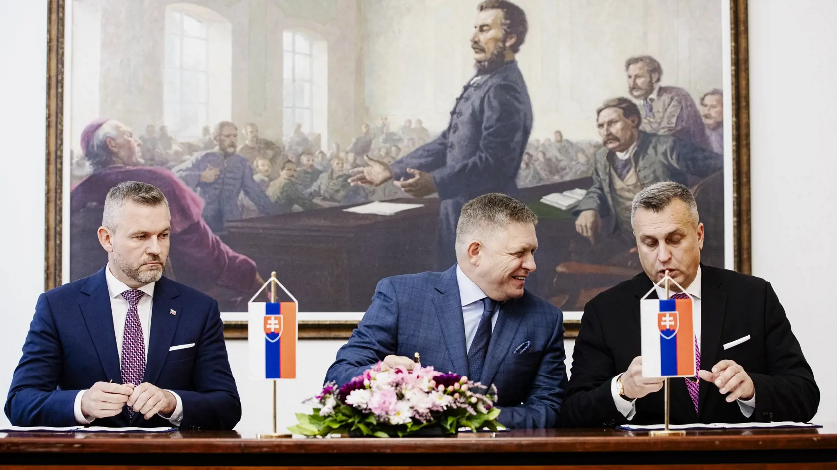 Robert Fico, Peter Pellegrini a Andrej Danko podpísali v historickej budove Národnej rady Slovenskej republiky Memorandum o porozumení, ktoré je základom pre vytvorenie budúcej koalície.