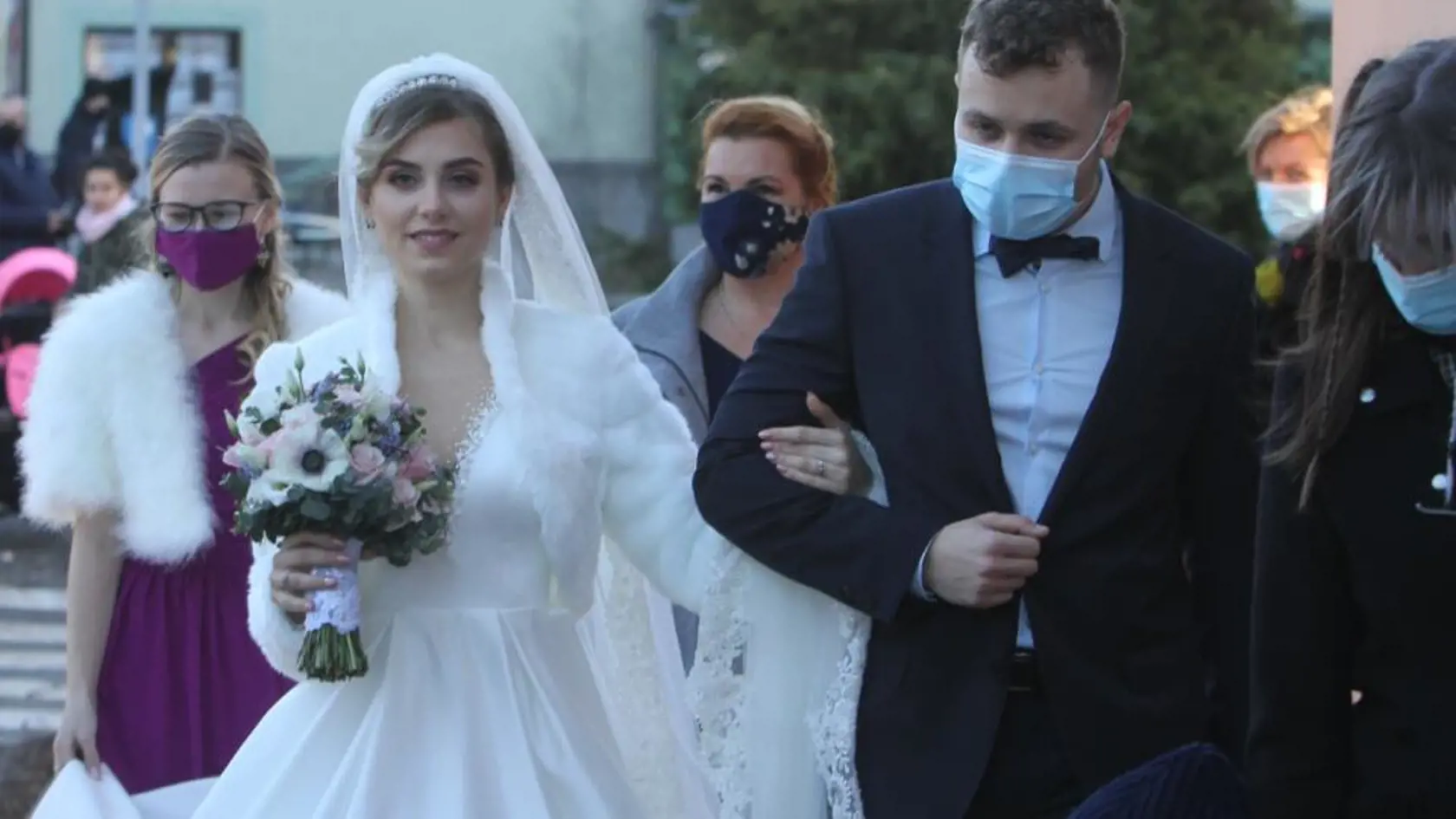 Dominika Stará má za sebou konečne svoj vysnívaný svadobný deň. V kostole Nenebovzatia Panny Márie v Šamoríne, si vzala Michala Jurenu.