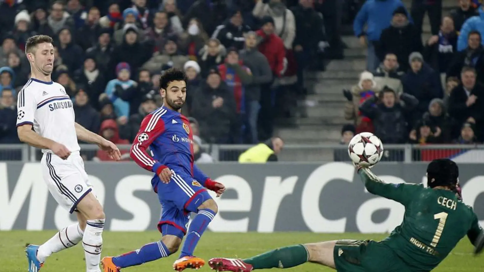 Mohamed Salah (v modrom) z Bazileja prekonáva gólmana Chelsea Petra Čecha.