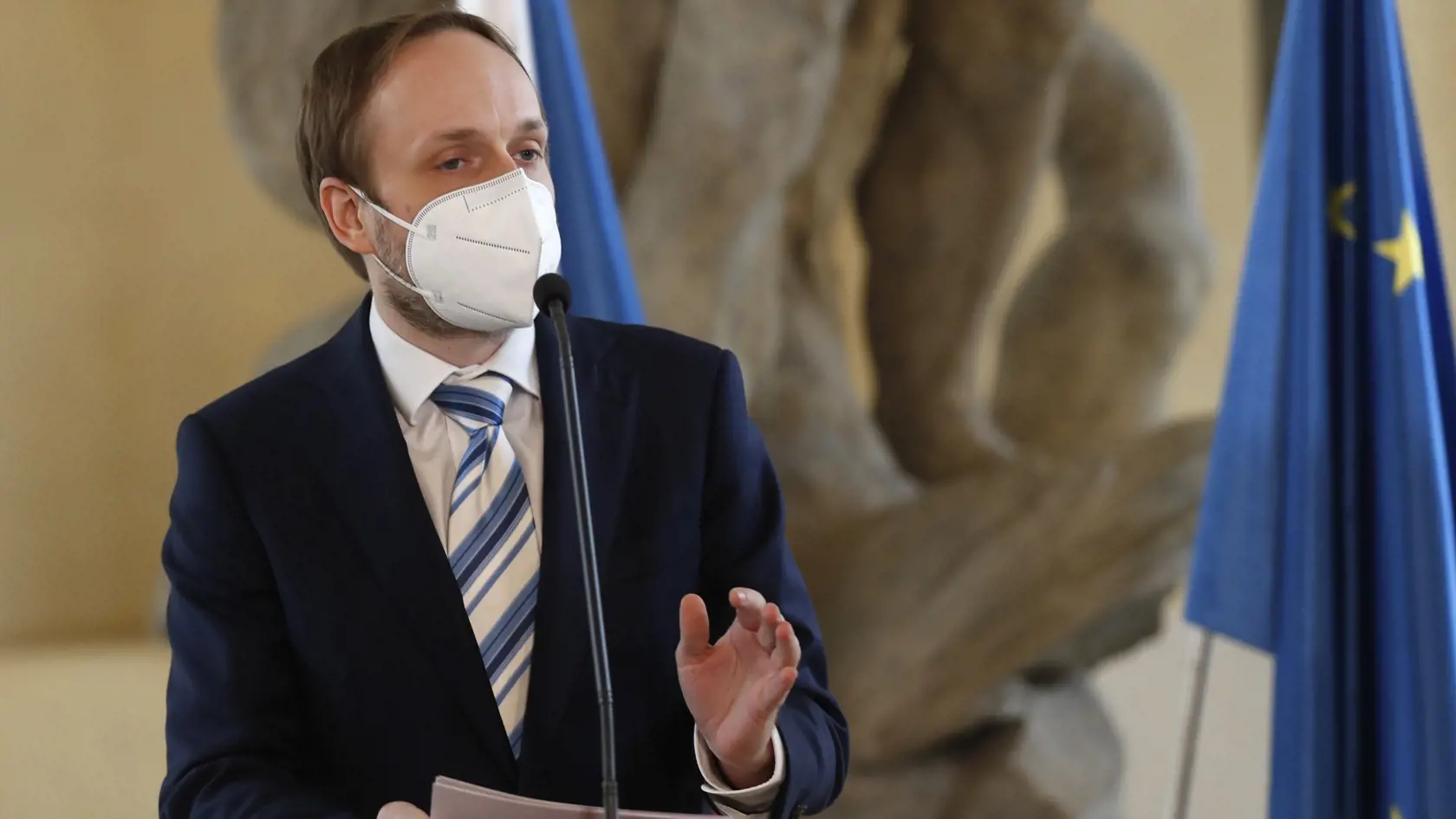 Na snímke novovymenovaný český minister zahraničných vecí Jakub Kulhánek počas tlačovej konferencie v Černínskom paláci v Prahe v Českej republike