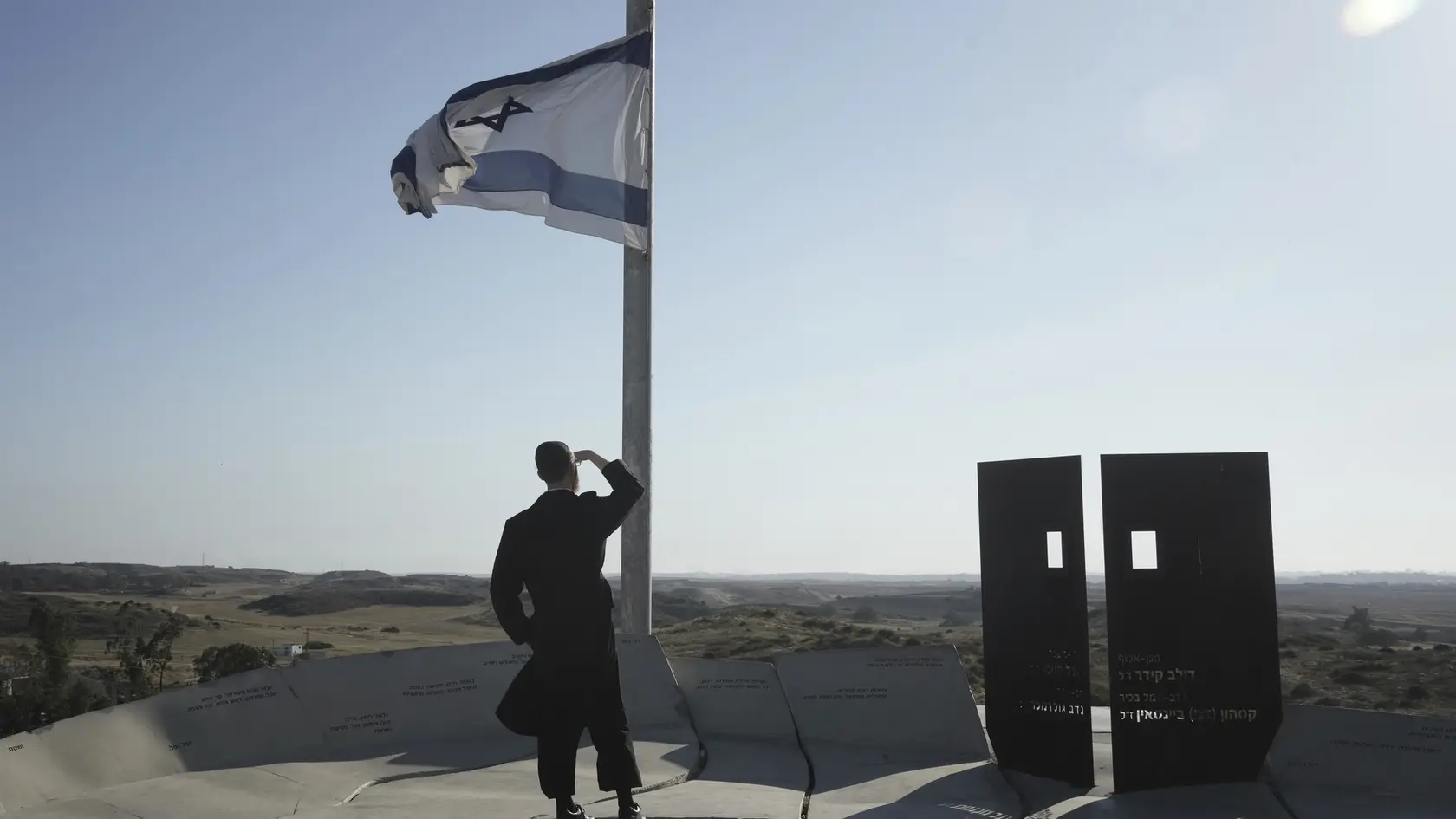 Ultraortodoxný žid sa pozerá na Pásmo Gazy z pozorovateľne v meste Sderot na juhu Izraela v pondelok 5. mája 2025.