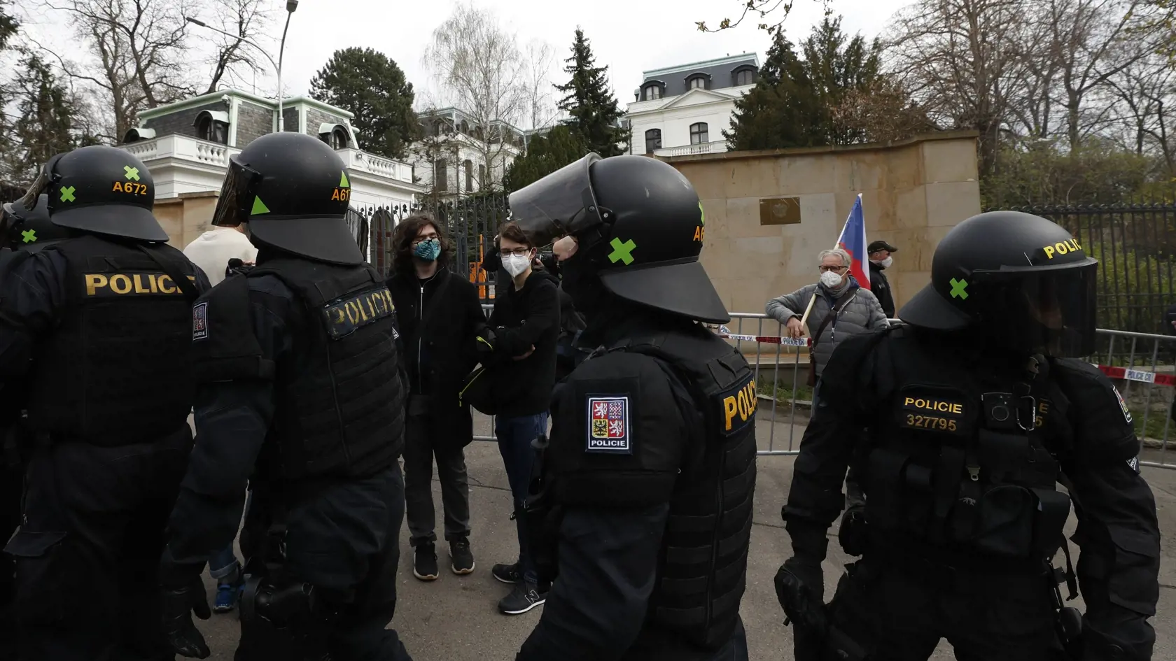 Po zverejnení informácie, že vo výbuchu muničného skladu v českých Vrběticiach mohla byť zapletená ruská tajná služba, sa pred ruskou ambasádou v Prahe strhol protest.