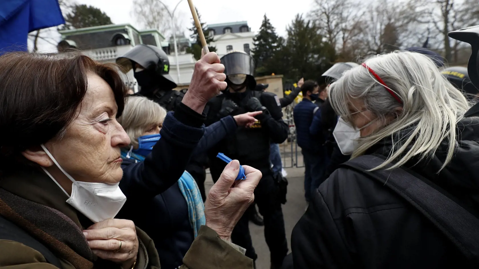 Po zverejnení informácie, že vo výbuchu muničného skladu v českých Vrběticiach mohla byť zapletená ruská tajná služba, sa pred ruskou ambasádou v Prahe strhol protest.