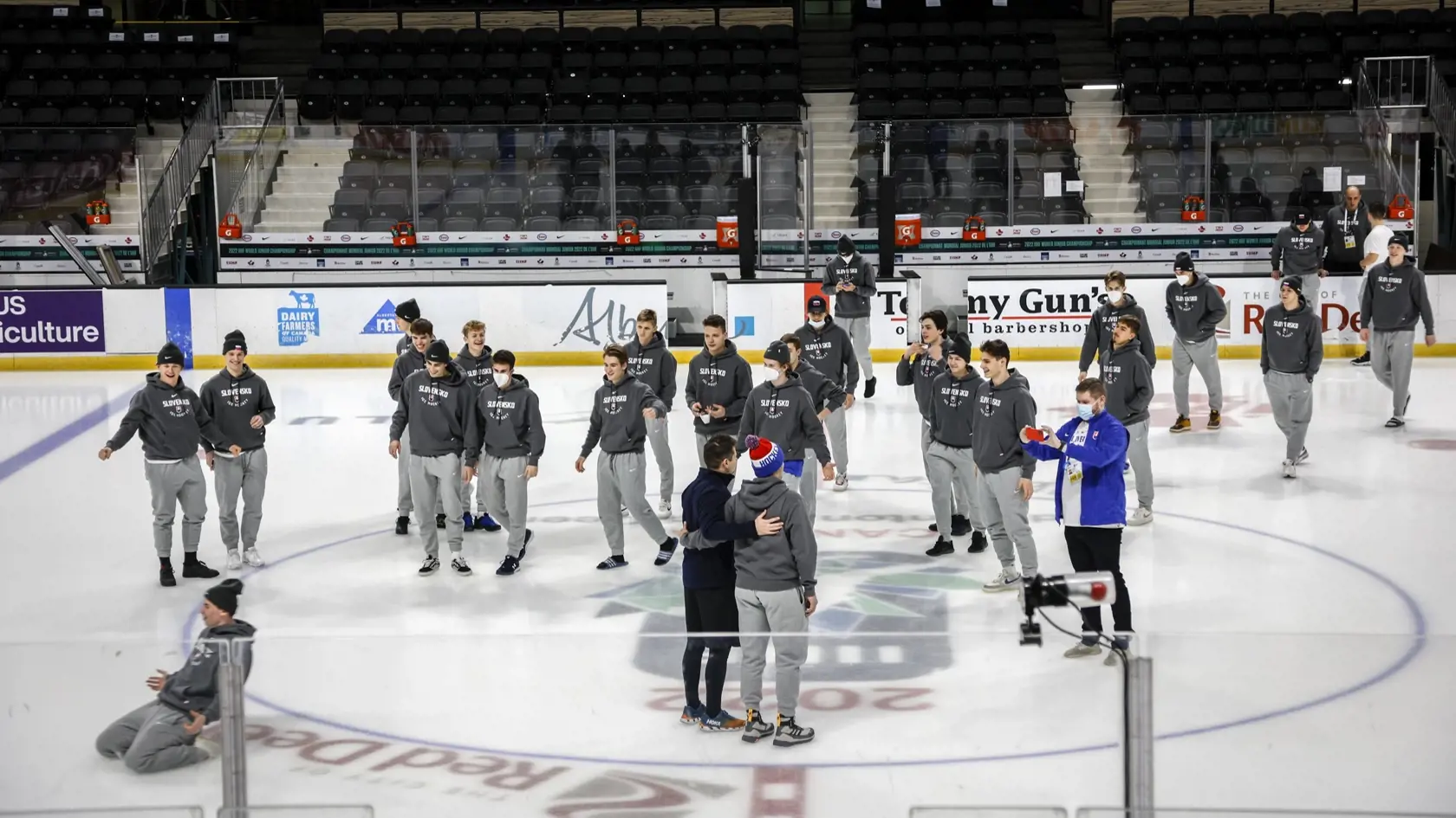 EBE 9 Red Deer - Majstrovstvá sveta hokejistov do 20 rokov v Kanade sa nedohrajú. Rada Medzinárodnej hokejovej federácie (IIHF) rozhodla v stredu o ich zrušení po tom, ako sa tri stretnutia neuskutočnili pre pozitívne testy na koronavírus a ich výsledky museli skontumovať.  Na snímke slovenskí hokejisti v stredovom kruhu na štadióne po tom, ako zrušili MS hráčov do 20 rokov v kanadskom meste Red Deer 29. decembra 2021. FOTO TASR/AP


Players from the Slovakian team gather at center ice after the