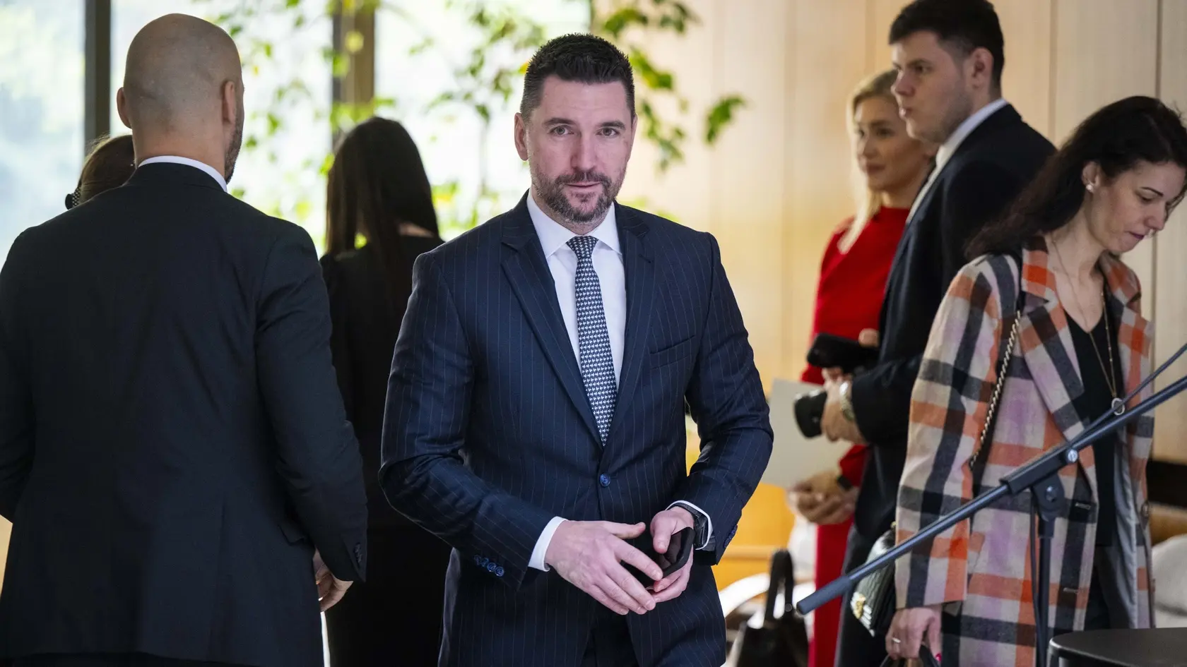 Na snímke minister pôdohospodárstva a rozvoja vidieka SR Richard Takáč (Smer-SD) prichádza na 83. zasadnutie Vlády SR v Bratislave v stredu 2. apríla 2025. FOTO TASR - Jakub Kotian