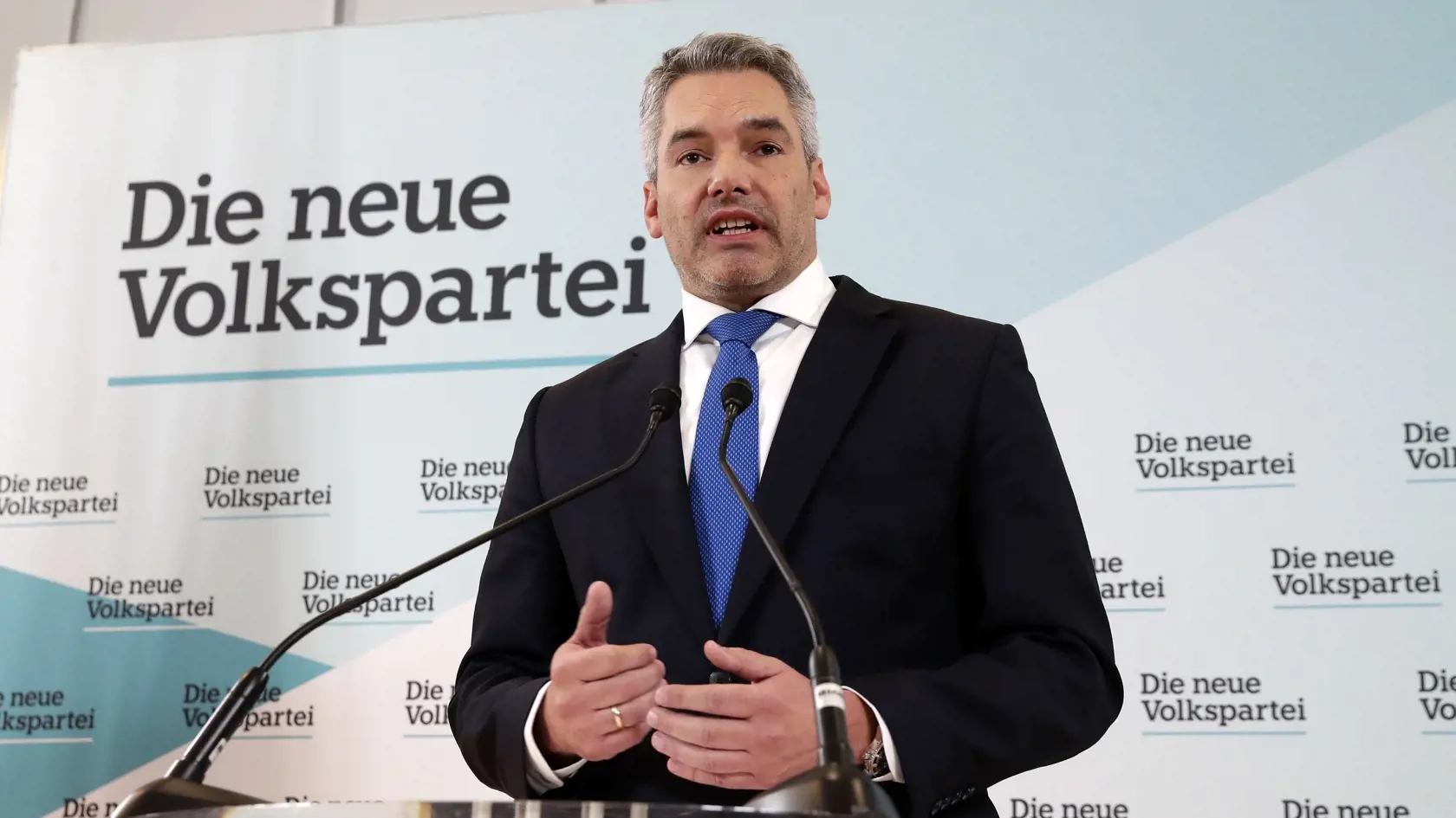 WA 44 Viedeň - Na snímke nový dezignovaný rakúsky spolkový kancelár a doterajší minister vnútra Karl Nehammer sa usmieva počas tlačovej konferencie po rokovaní predsedníctva najsilnejšej parlamentnej strany ÖVP vo Viedni v piatok 3. decembra 2021. Nehammer sa stane novým rakúskym kancelárom a aj predsedom ÖVP.  Vo štvrtok boli na rakúskej politickej scéne ohlásené tri veľké odchody. Najprv stiahnutie sa z politiky ohlásil bývalý kancelár a šéf ÖVP Sebastian Kurz, o niekoľko hodín ponúkol svoju f