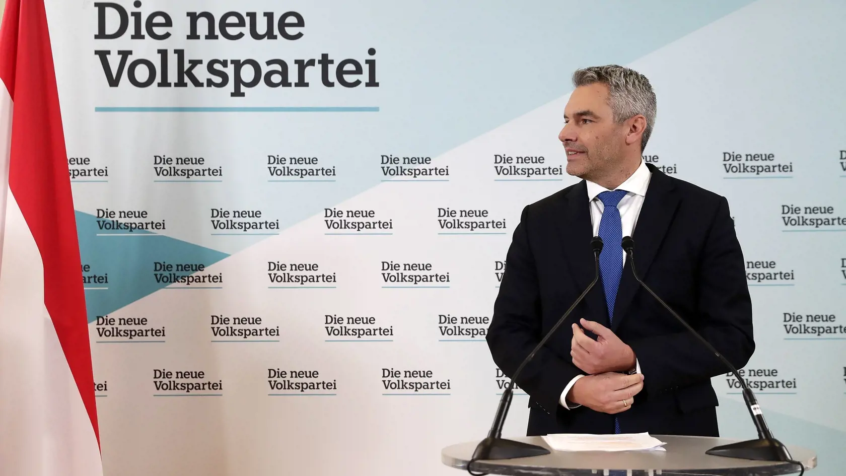 WA 45 Viedeň - Na snímke nový dezignovaný rakúsky spolkový kancelár a doterajší minister vnútra Karl Nehammer sa usmieva počas tlačovej konferencie po rokovaní predsedníctva najsilnejšej parlamentnej strany ÖVP vo Viedni v piatok 3. decembra 2021. Nehammer sa stane novým rakúskym kancelárom a aj predsedom ÖVP.  Vo štvrtok boli na rakúskej politickej scéne ohlásené tri veľké odchody. Najprv stiahnutie sa z politiky ohlásil bývalý kancelár a šéf ÖVP Sebastian Kurz, o niekoľko hodín ponúkol svoju f