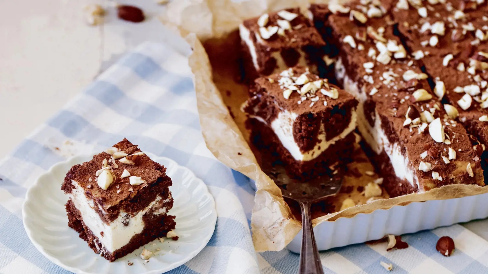 Obrátený čoko-tvarohový koláčik je tiež hrnčekový. Recept nájdete v článku.