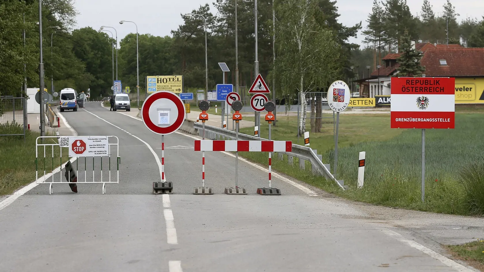 Štátne hranice medzi Českom, Maďarskom, Rakúskom a Slovenskom sú od piatka od 8:00 h pre občanov týchto krajín otvorené bez obmedzení, oznámil dnes ráno na slovensko-maďarskom hraničnom priechode Medveďov - Vámosszabadi predseda vlády SR Igor Matovič spolu s maďarským vicepremiérom Zsoltom Semjénom.