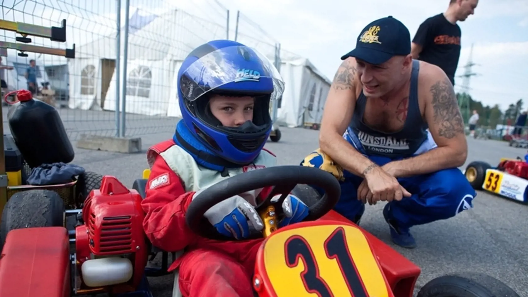 Dan Landa vedie dcéry k motokáram.