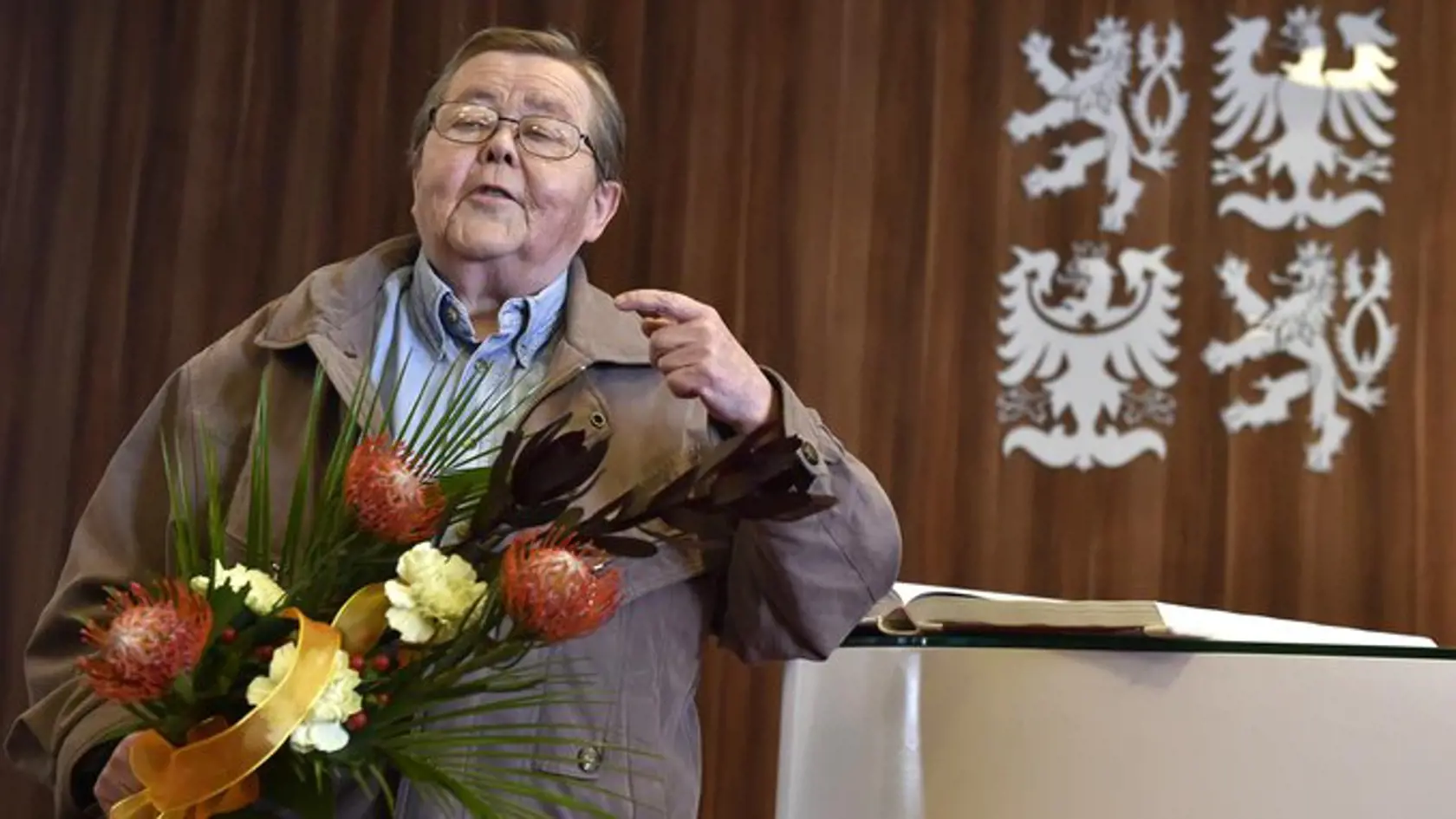 Po krátkej ťažkej chorobe zomrel signatár Charty 77, český novinár a komentátor denníka Lidové noviny Jiří Hanák. Zomrel v spánku v noci na piatok ako 82-ročný.