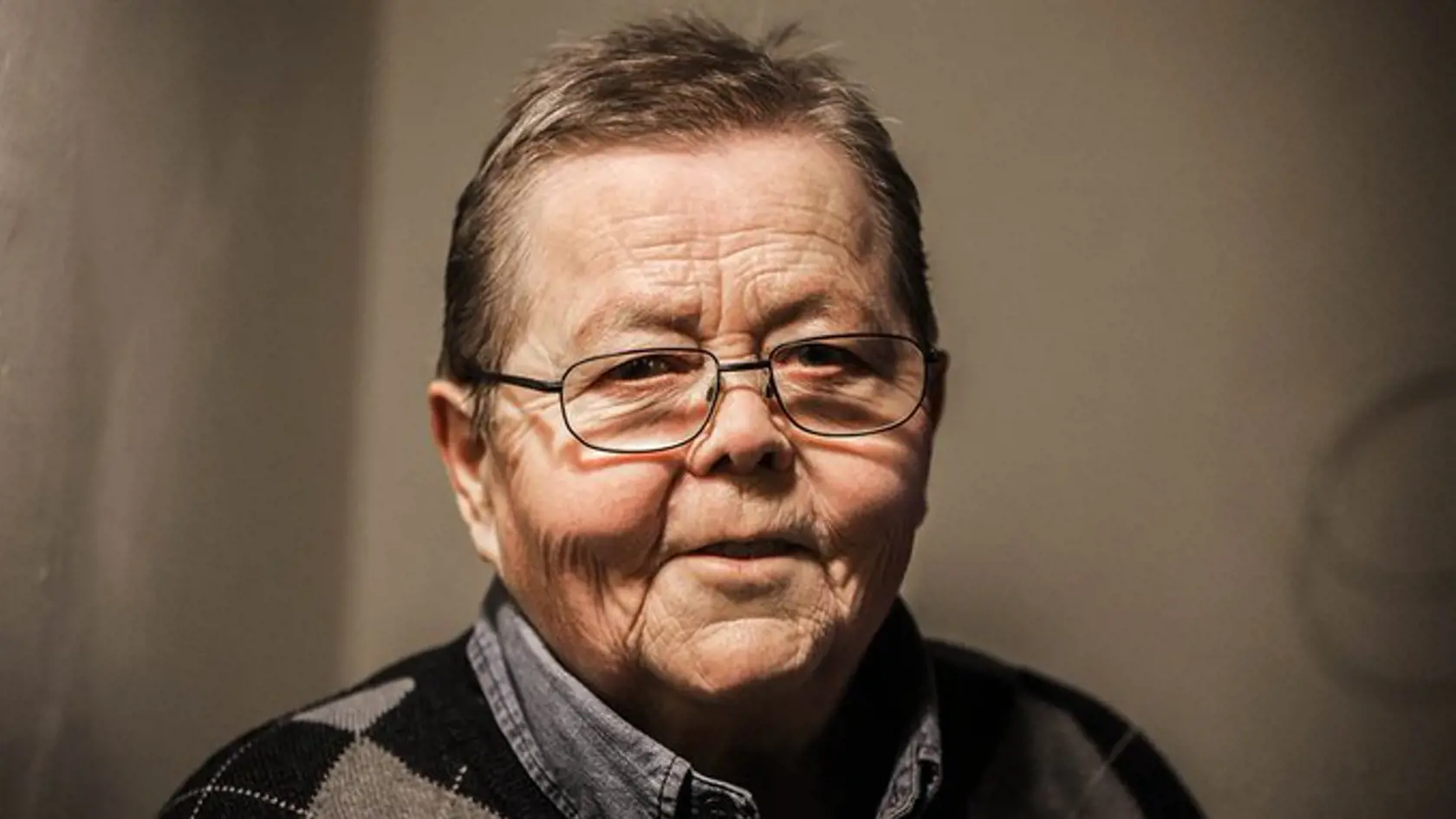 Po krátkej ťažkej chorobe zomrel signatár Charty 77, český novinár a komentátor denníka Lidové noviny Jiří Hanák. Zomrel v spánku v noci na piatok ako 82-ročný.