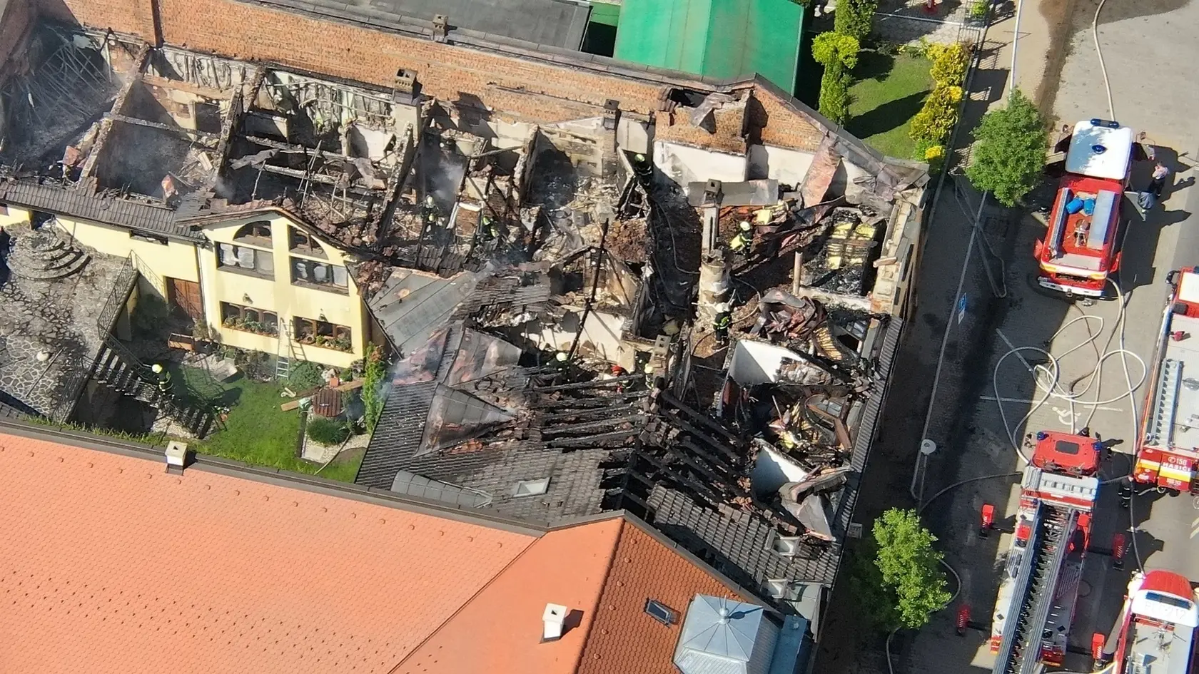 Desiatky hasičov včera (1.5.) od dopoludňajších hodín, zasahovali pri požiari garáže, prístrešku a rodinného domu v Lučenci.