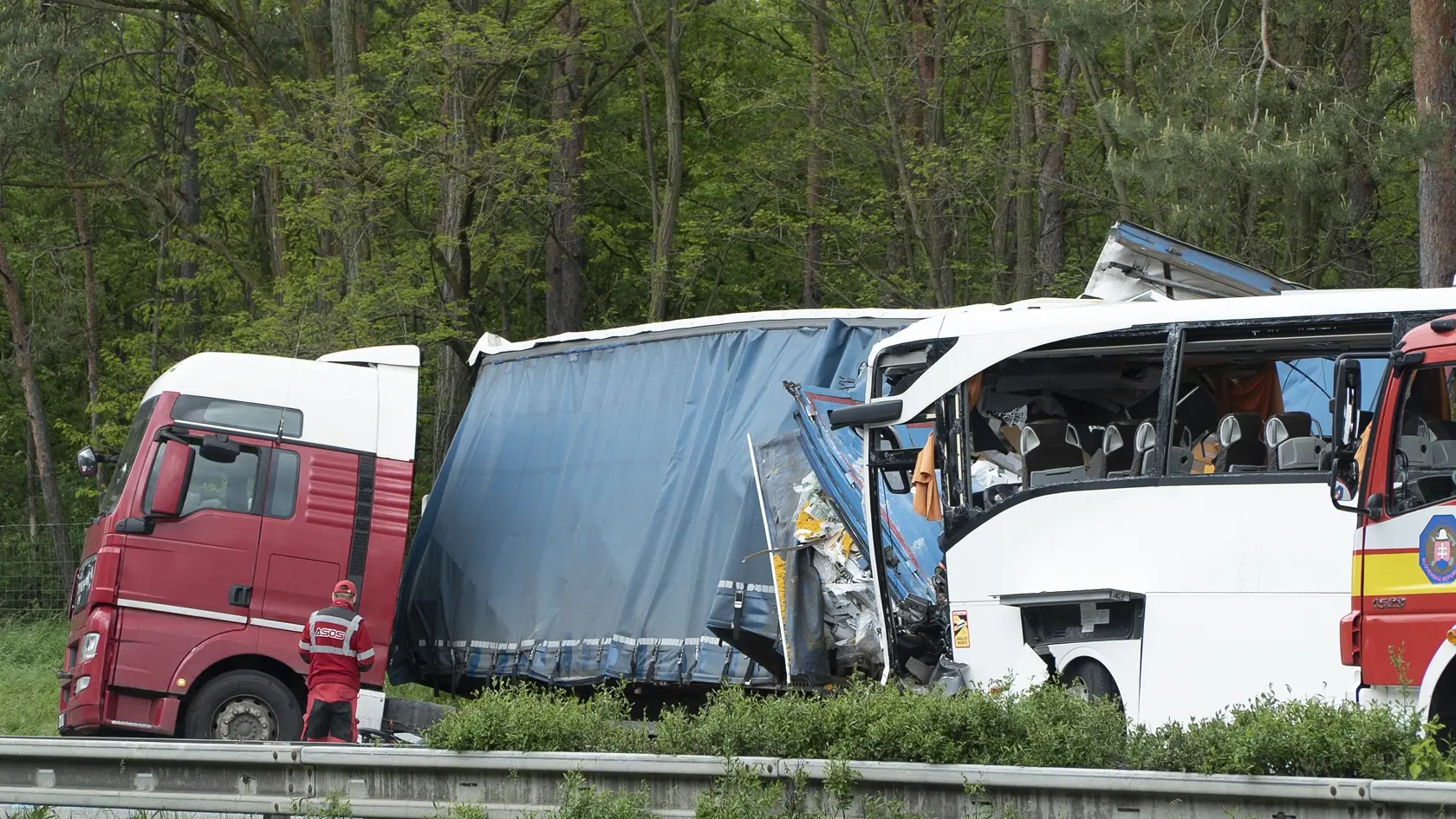 Dopravná nehoda, ktorá sa v pondelok predpoludním stala na diaľnici D2 v smere do Kútov, si vyžiadala jednu obeť, 59 osôb utrpelo zranenia rôzneho rozsahu.