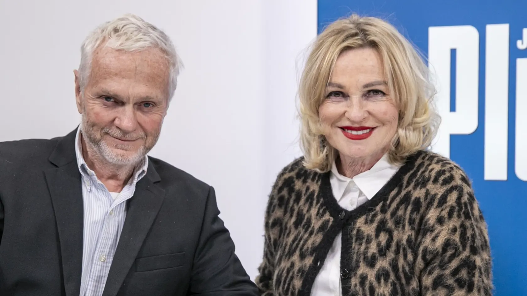  Na snímke je diskusná relácia “Karty na stôl”, ktorej hosťami boli spevák a hudobník Ján Kuric a expertka na politický marketing Simona Bubánová.