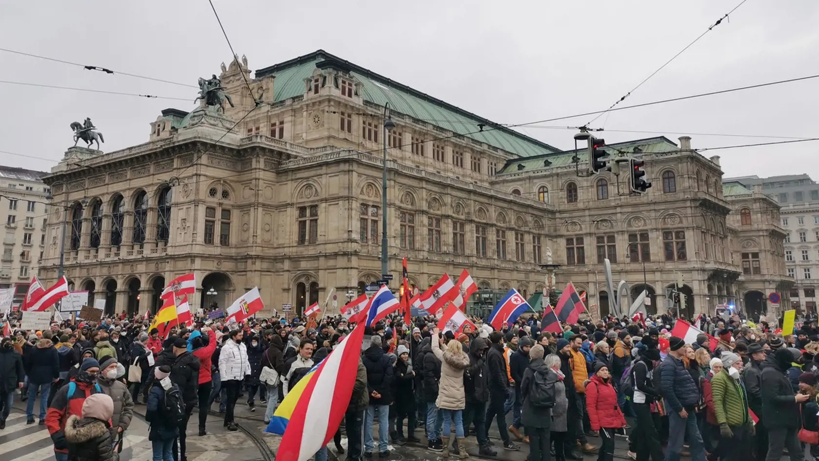 Rakúšania vyšli do ulíc, protestovali proti povinnému očkovaniu.