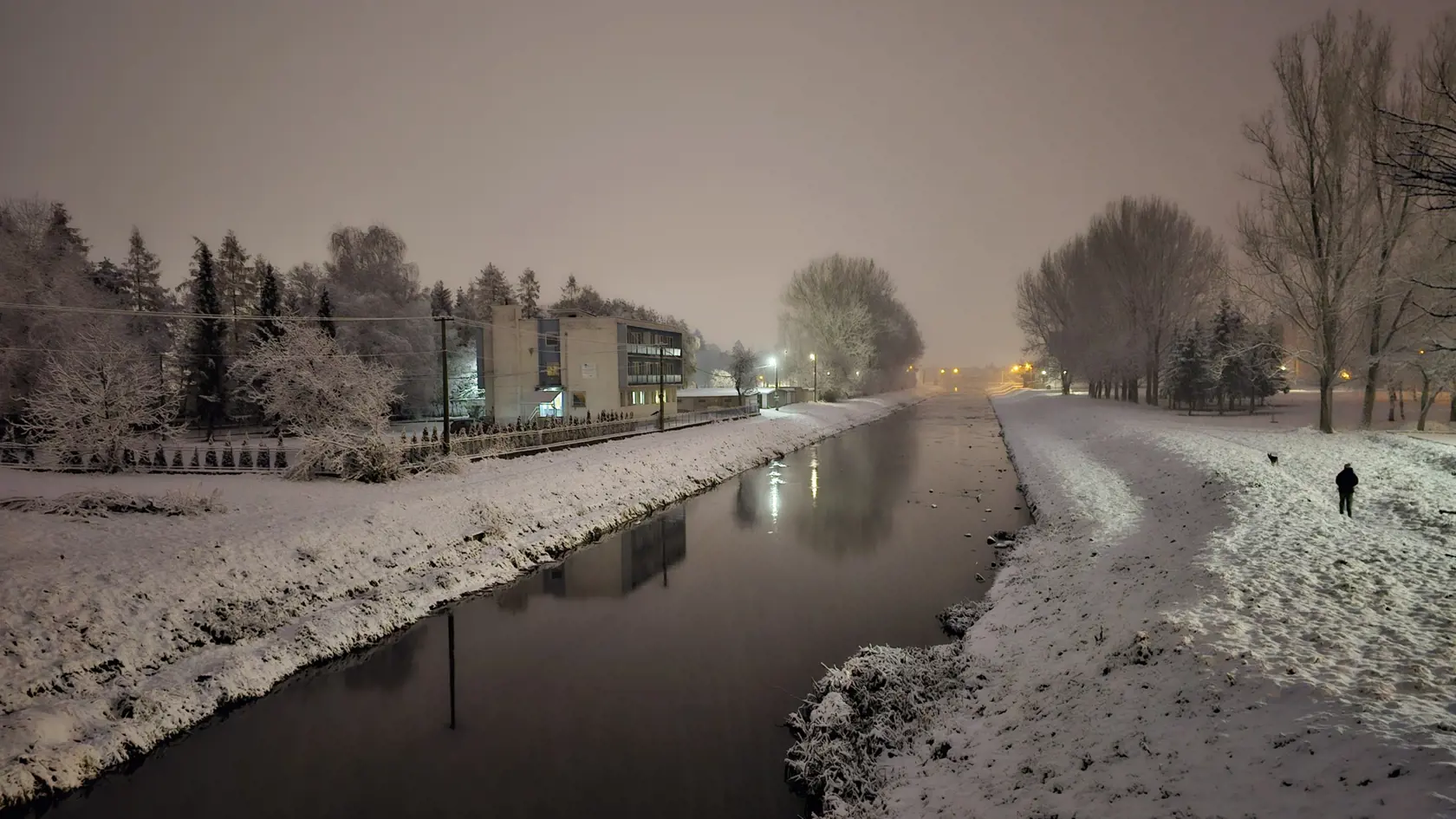 Gemer a Novohrad sa prebúdzajú do  zasneženého rána. Aj okolo 6:30 ešte na mnohých miestach sneží, ale počas dňa by malo sneženie prestať. Pozor hlavne na cestách, keďže na mnohých je sneh, informoval na sociálnej sieti portál Sobotnik.sk.