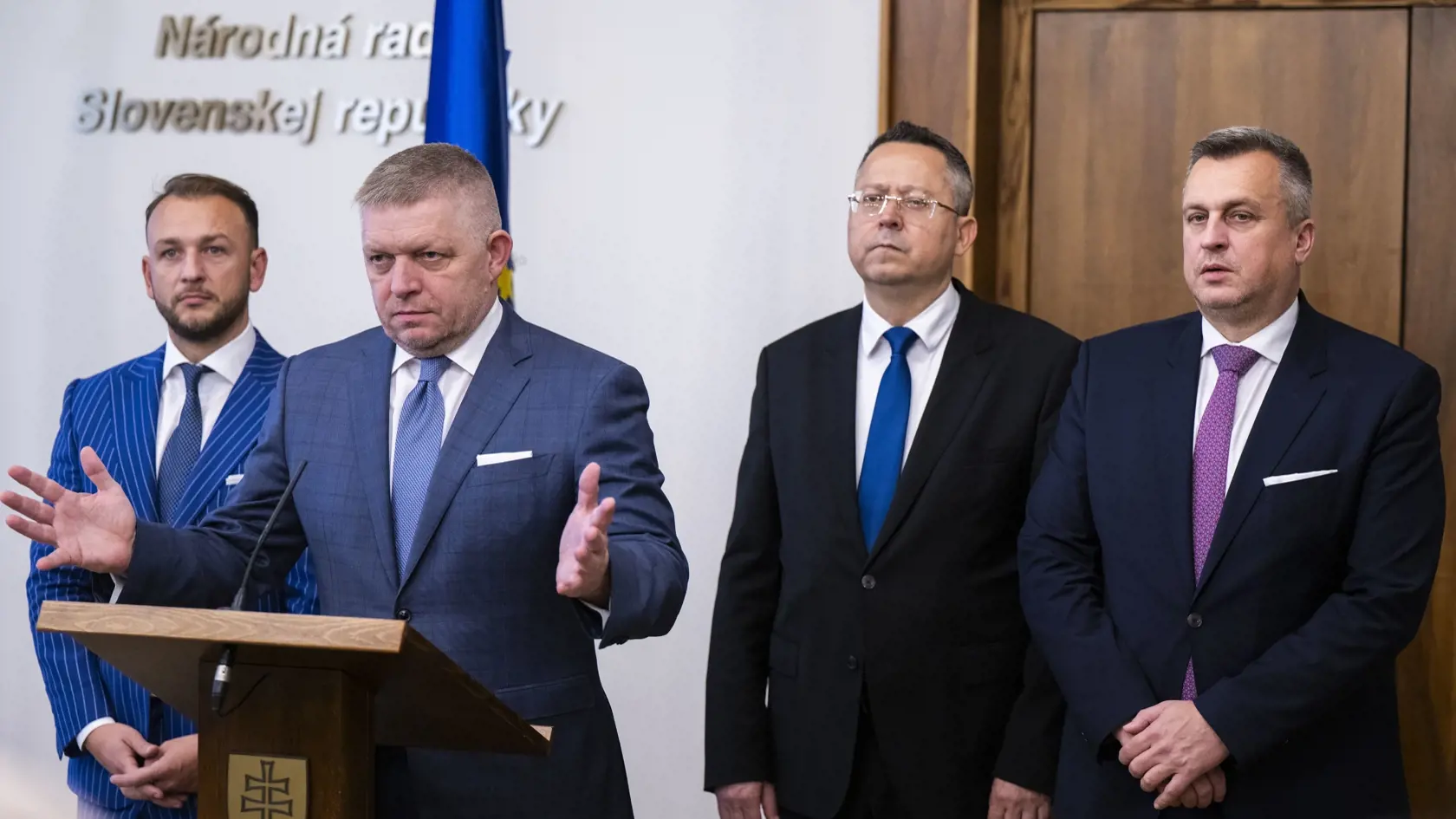 Výsledky ďalej hovoria o tom, že vláde dôveruje 31 percent obyvateľov, čo je o deväť percentuálnych bodov menej ako na jar.