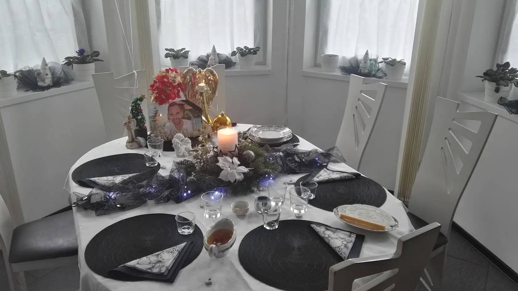 Stále je s rodičmi, miesto pri vianočnom stole má vyhradené aj keď tu už nie je. 
