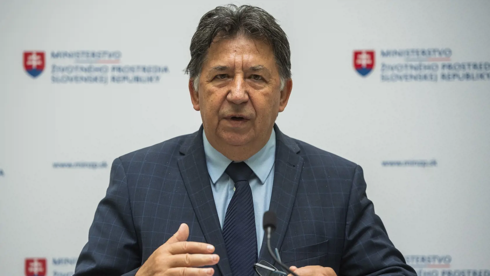 Na snímke minister životného prostredia SR Ján Budaj (OĽaNO) počas vymenovania riaditeľov národných parkov v Bratislave 12. októbra 2022.