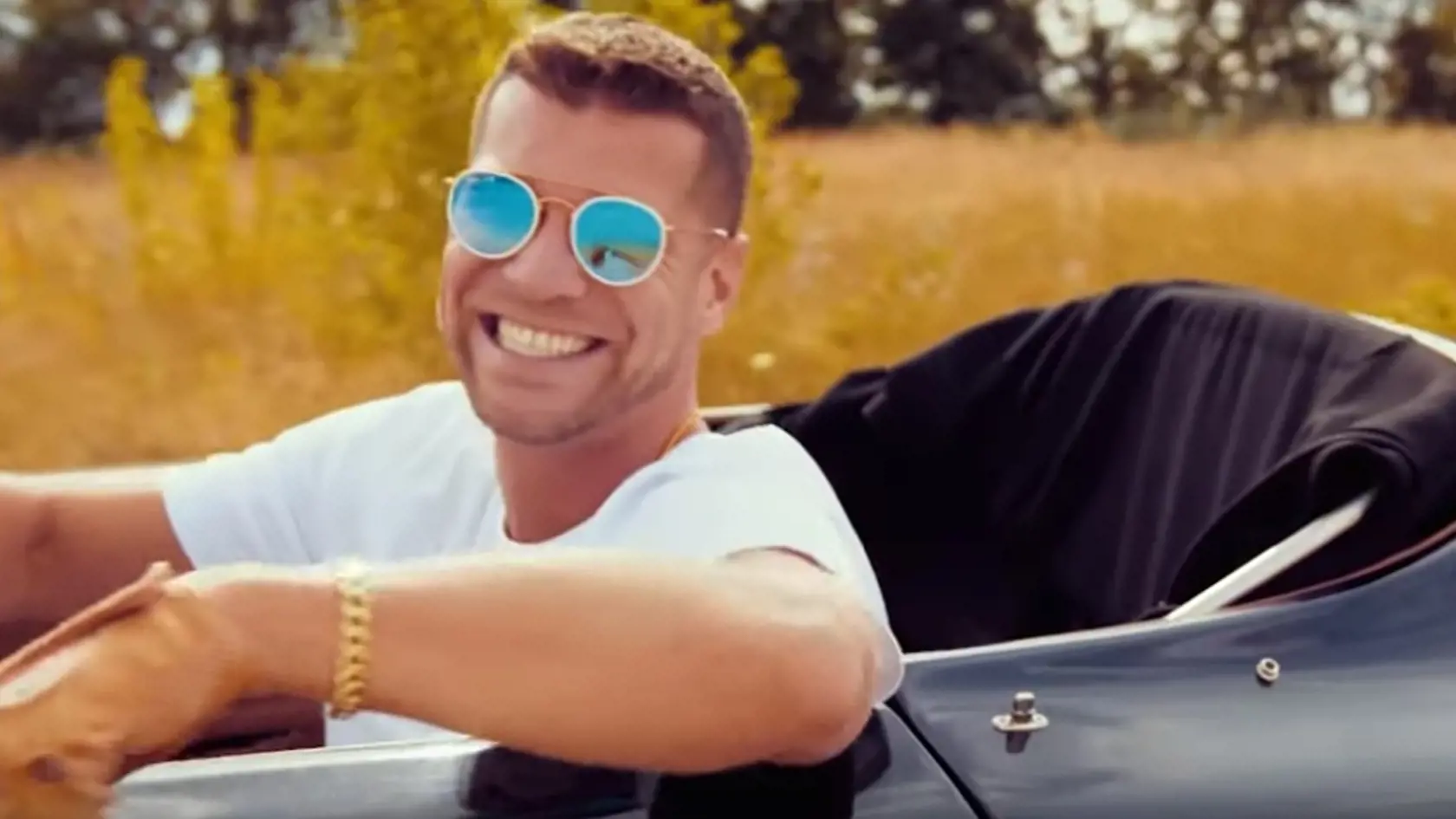 Spirit v klipe rozdáva úsmevy na všetky strany.