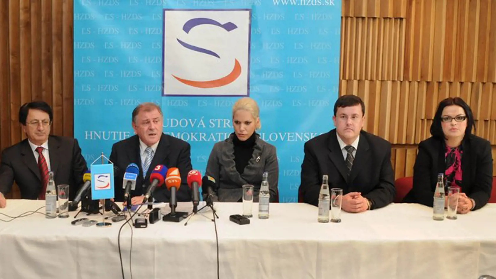 Dòa 18. októbra 2008 sa konal v Banskej Bystrici  mimoriadny snem ¼S-HZDS. Na snímke z¾ava podpredseda ¼S-HZDS Milan Urbáni, predseda ¼S-HZDS Vladimír Meèiar, novozvolená podpredsedníèka ¼S-HZDS Barbora Straková, novozvolený podpredseda ¼S-HZDS Peter Sika  a novozvolená  ústredná tajomníèka ¼S-HZDS Ivana Kapráliková poèas tlaèovej konferencie. FOTO TASR - Jozef Ïurník