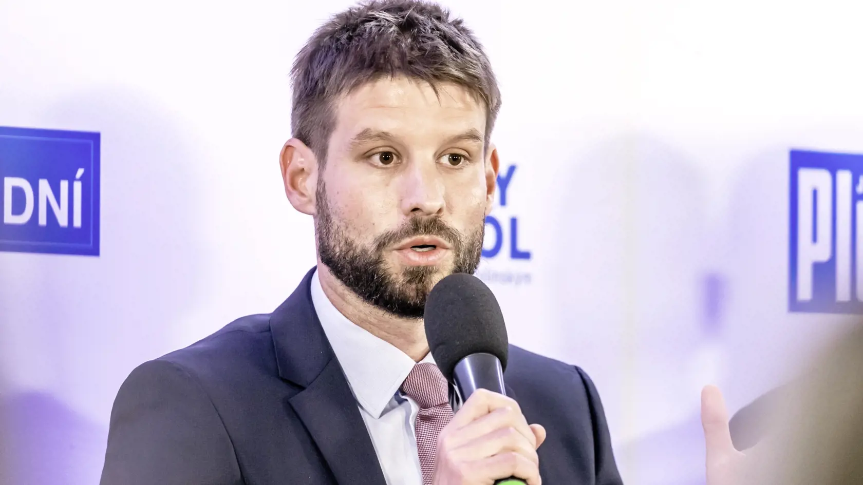 Šéf Progresívneho Slovenska Michal Šimečka na stretnutí položil Mikulášovi Dzurindovi kľúčovú otázku - či sa Modrí zúčastnia na septembrových parlamentných voľbách. Odpoveďou bolo, že áno.