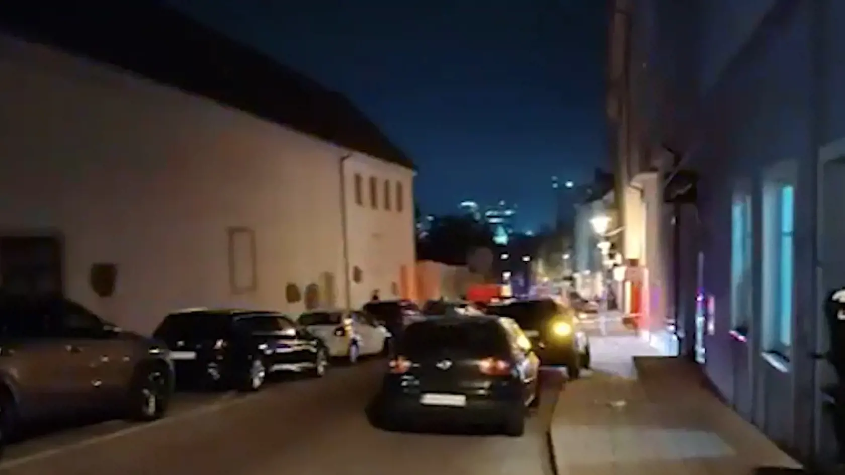 Na mieste je aj zranená žena.