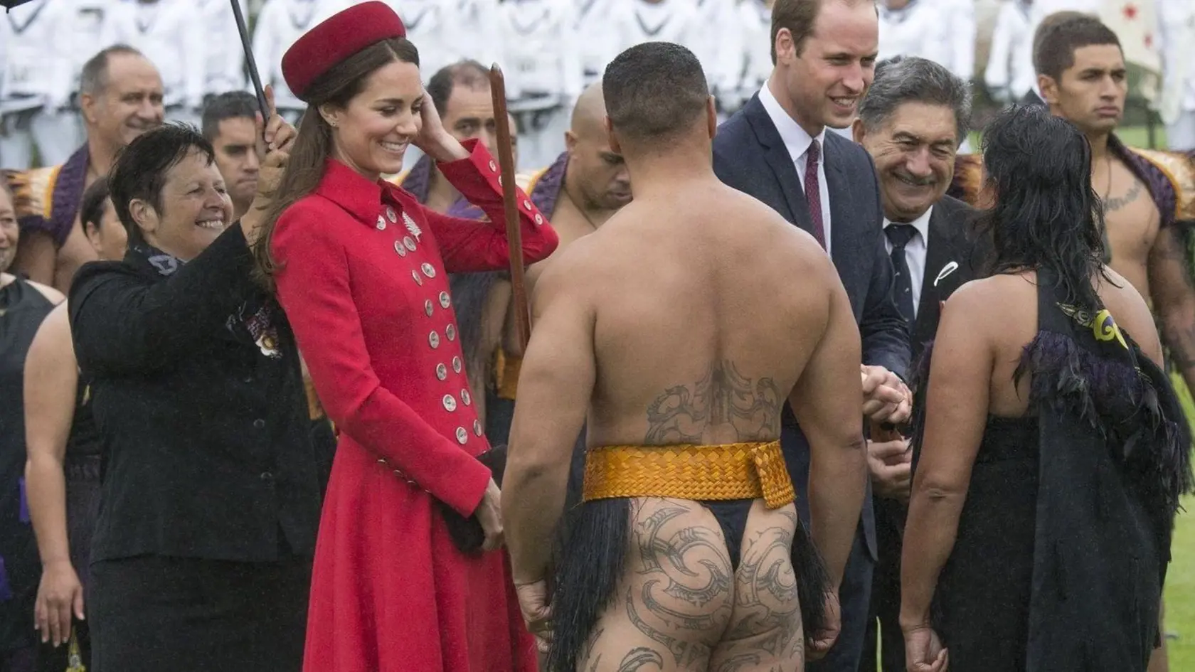 Vysmiata Kate. Jej pohľad zablúdil aj k intímnym miestam sporo odetého domorodca. 