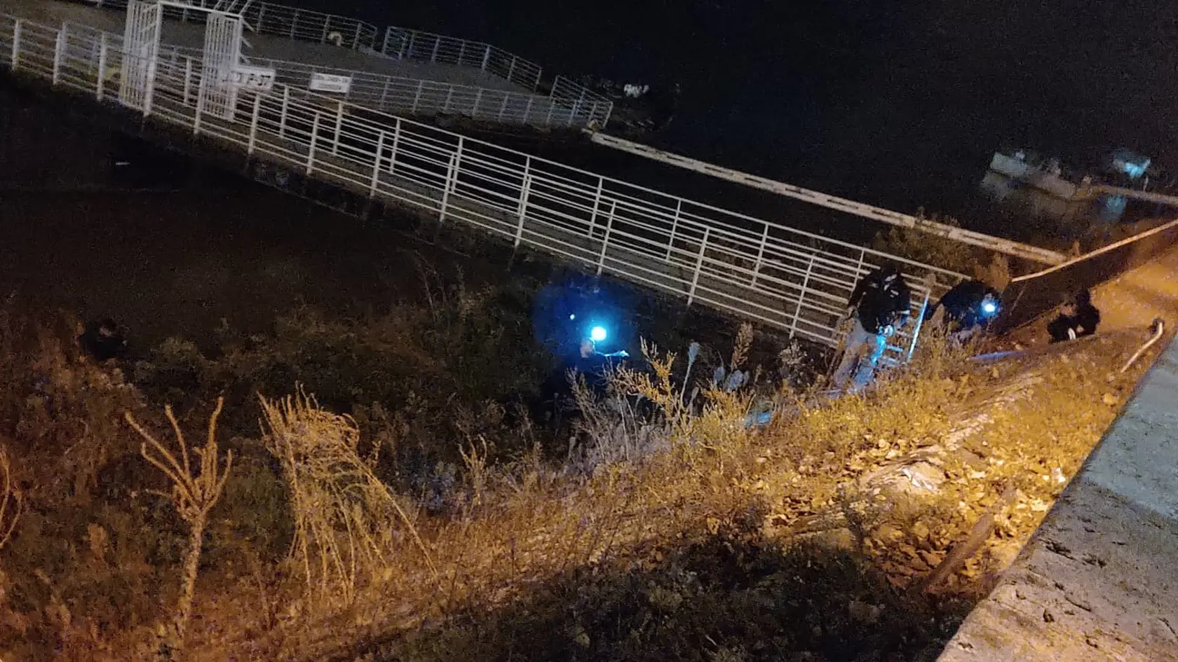 Polícia i naďalej pátra po strelcovi.