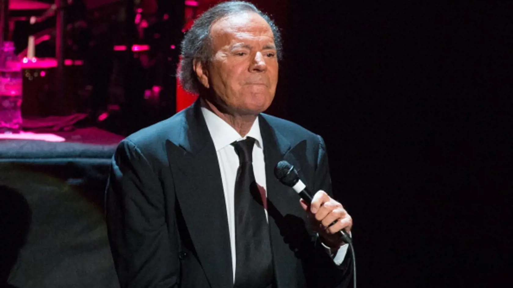LONDON, ENGLAND - MAY 13:  Julio Iglesias performs live on stage at the Royal Albert Hall on May 13, 2014 in London, England.  (Photo by Samir Hussein/Getty Images)