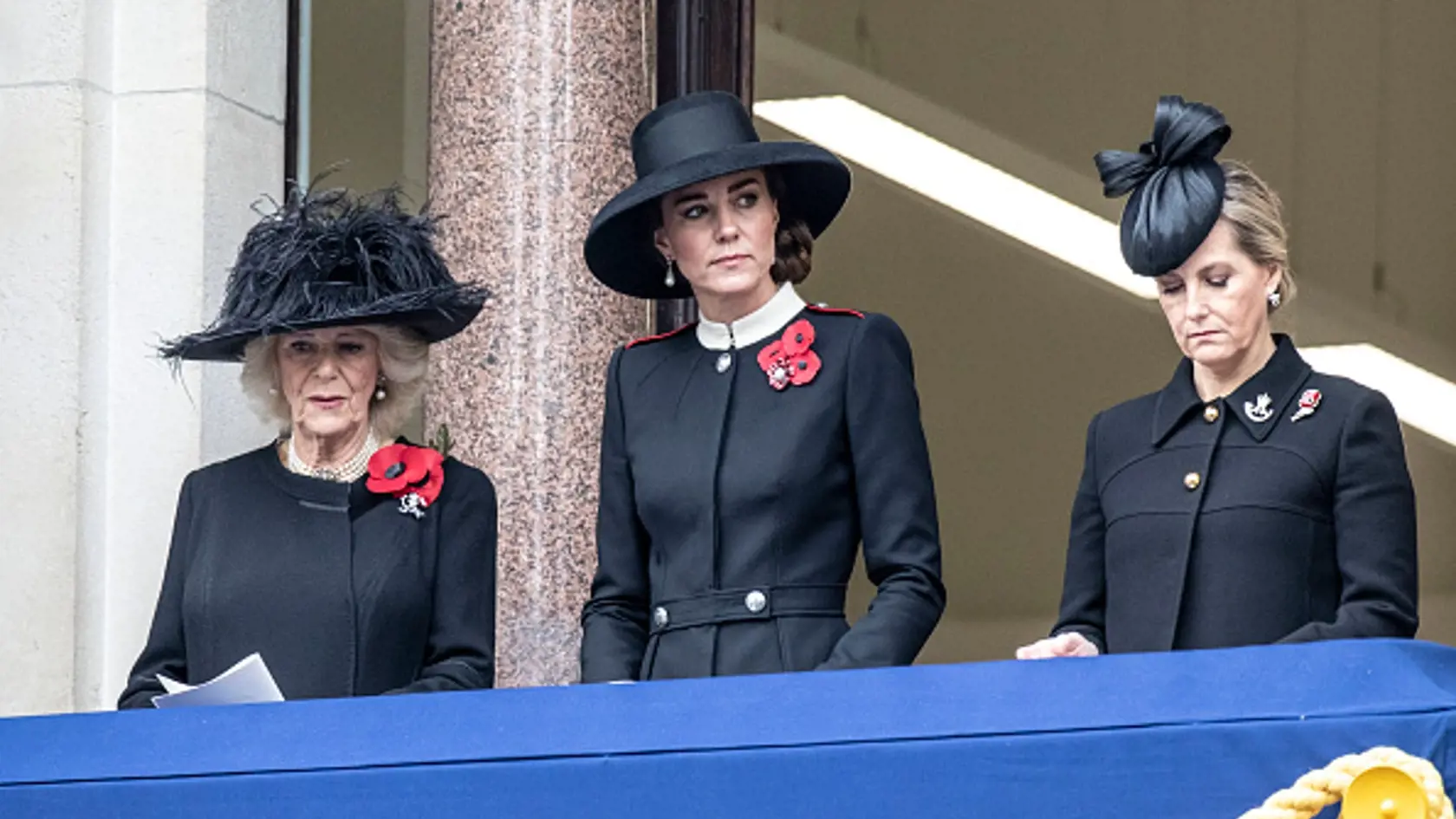 Britským národom v nedeľu otriasla znepokojujúca správa, keď sa objavili informácie z paláca, že sa kráľovná Alžbeta (95) pre zdravotné ťažkosti nezúčastní spomienkovej ceremónie padlých vojakov. Jej miesto zastúpila manželka princa Williama (40) vojvodkyňa Kate (40).